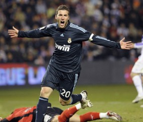 开云在线直播-霍勒迪攻防一体诠释巨星价值，太阳团队协作终结76人连胜势头