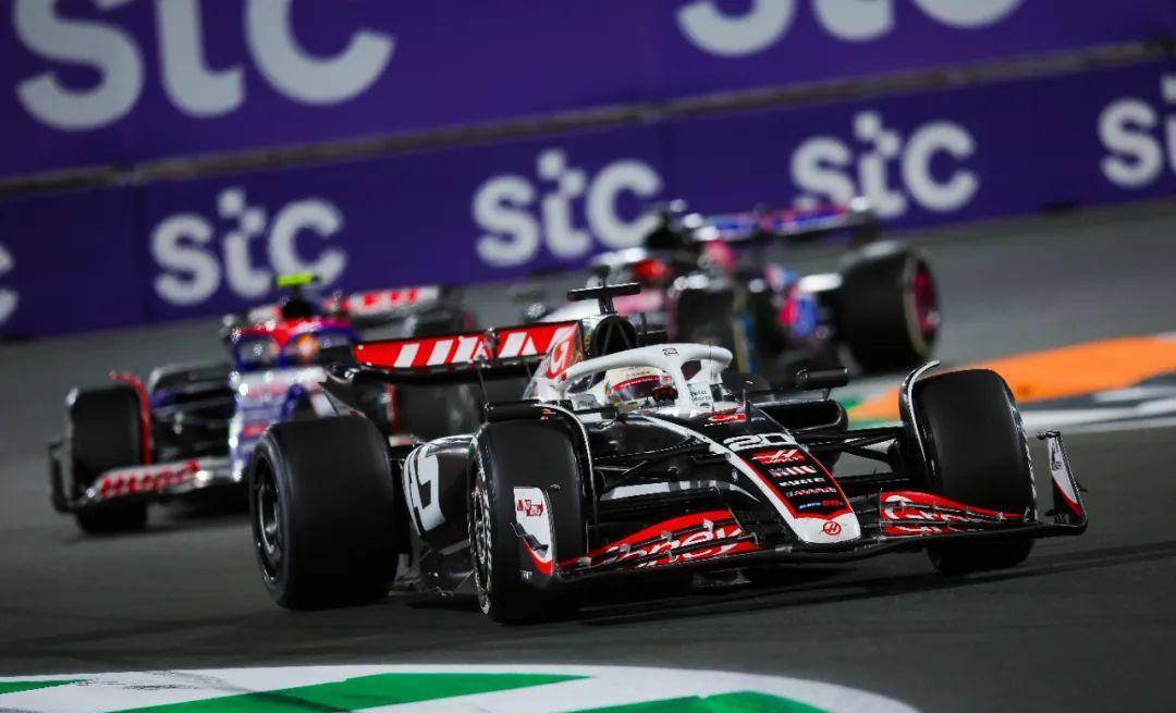 哈斯车队横扫红牛车队，汉密尔顿点燃赛场
