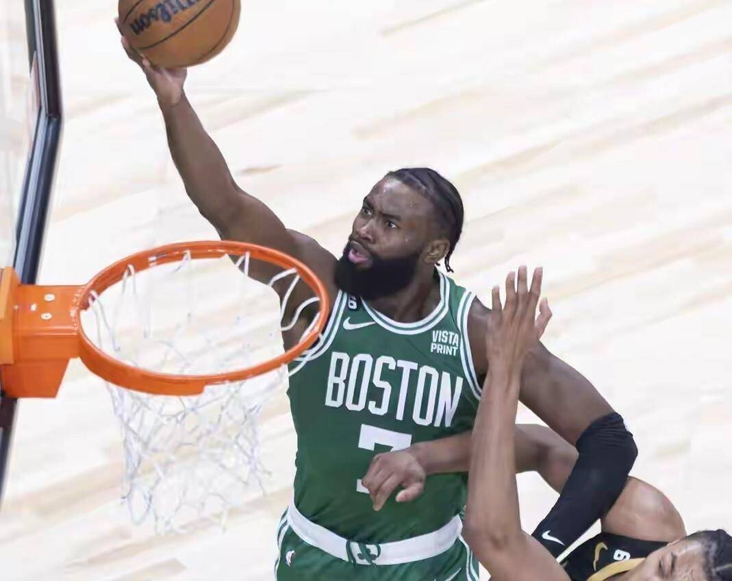 猛龙横扫凯尔特人，汉密尔顿三分雨点燃全场